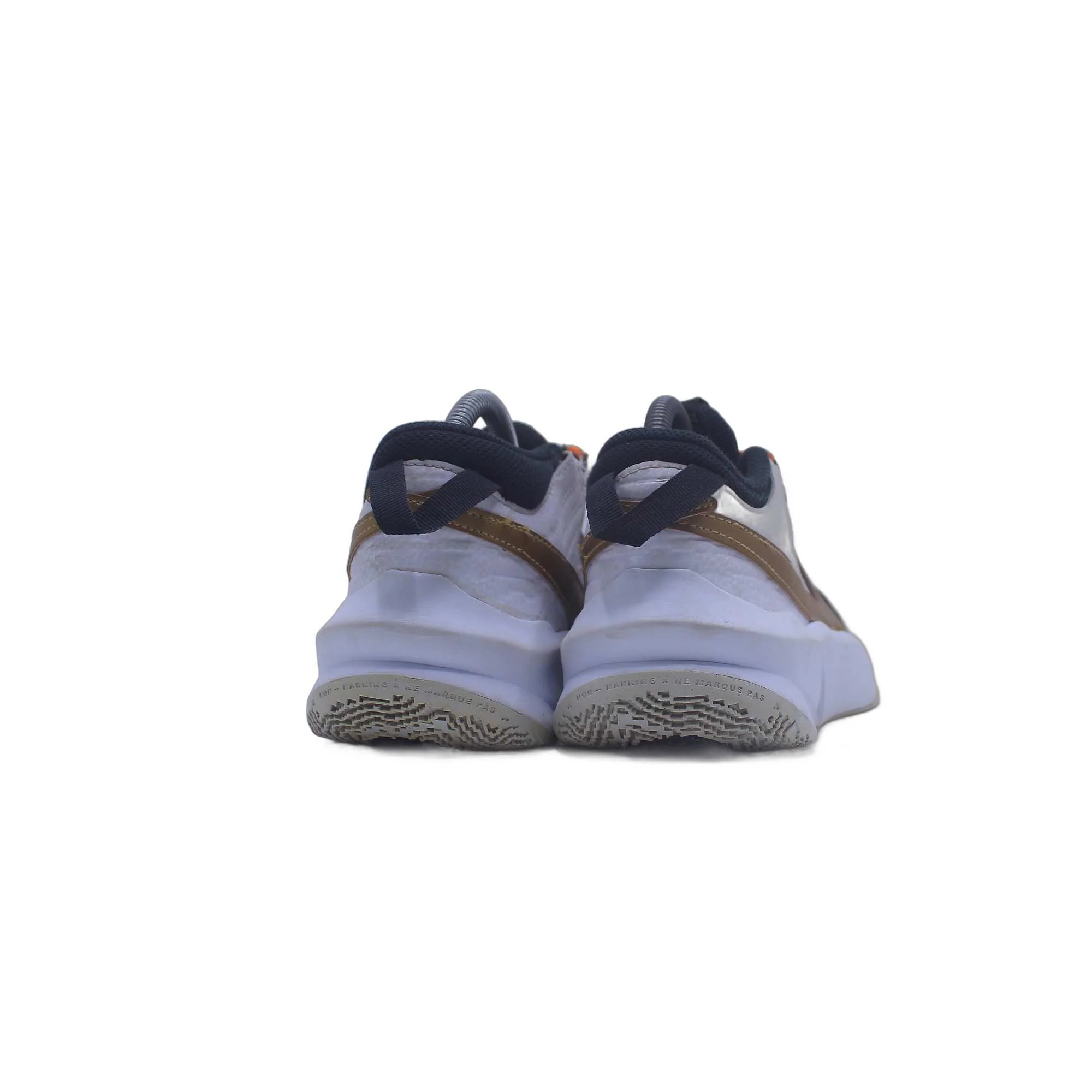 NIKE TEAM HUSTLE D 10 Youth Basketball Shoe - Image 4